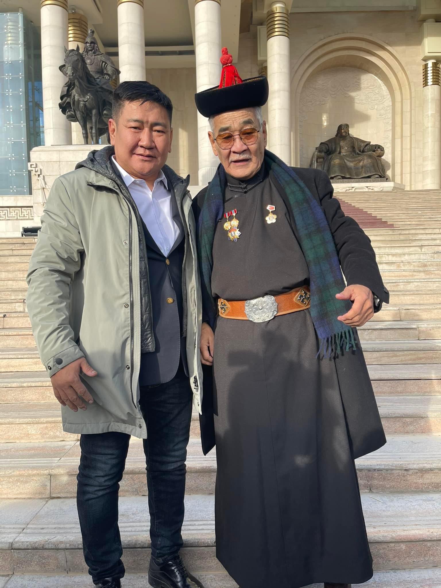 Жүжигчин Бооёо Хөдөлмөрийн баатар багшдаа хүндэтгэл үзүүлэв – ТАС.МН