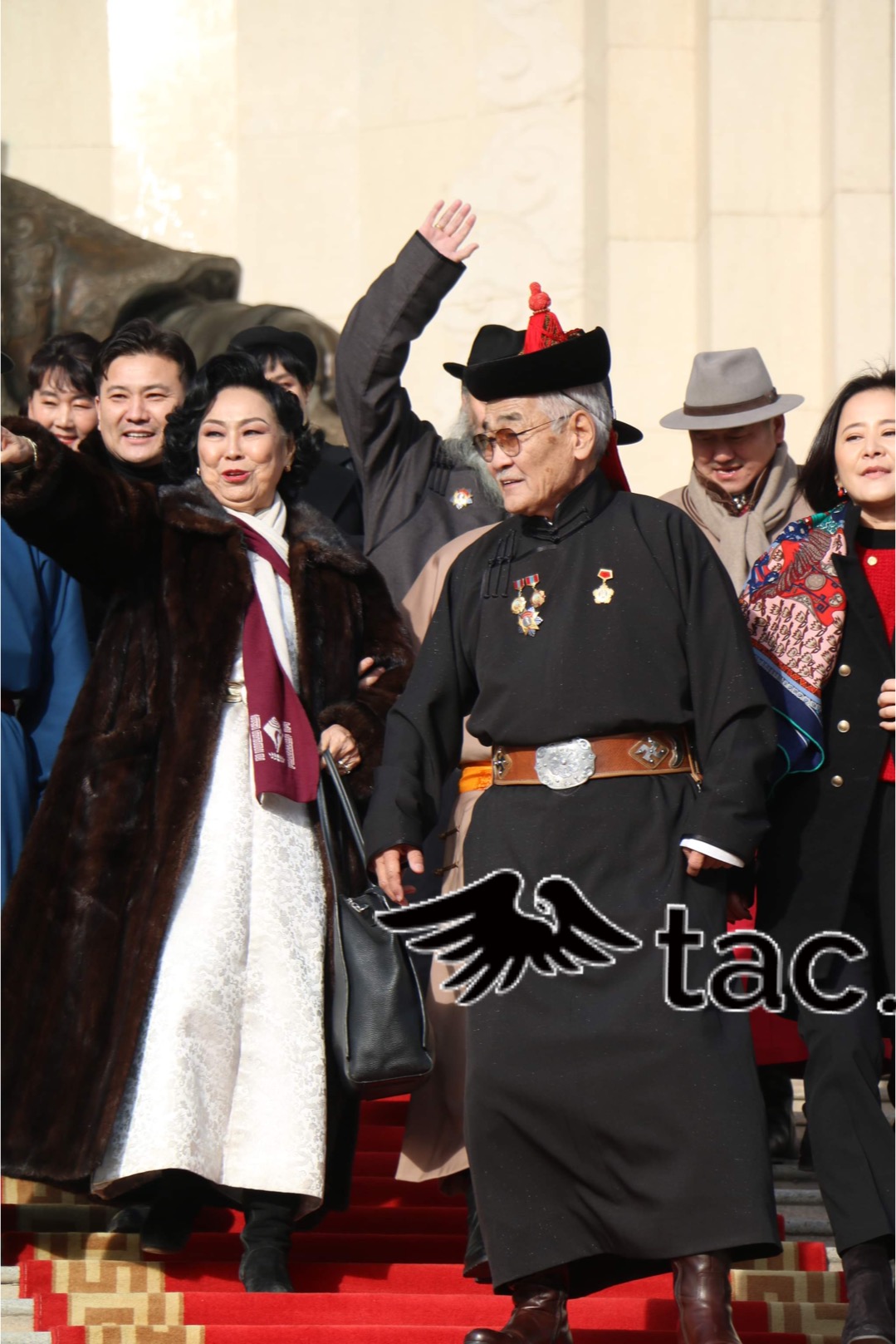Хөдөлмөрийн баатар Н.Сувд нэрээ бэлэгдэж сувдан цагаан дээлээр ...