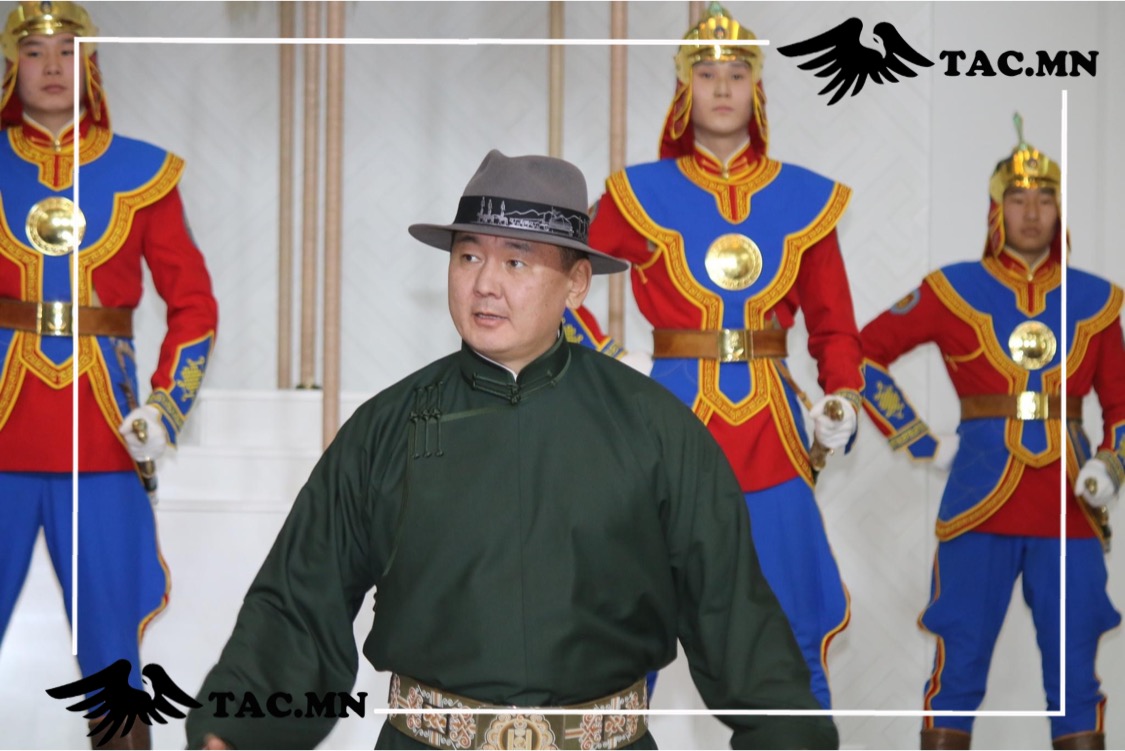 Ерөнхийлөгч ногоон хамбан дээл, битүү хээтэй гутлаар гоёжээ – ТАС.МН